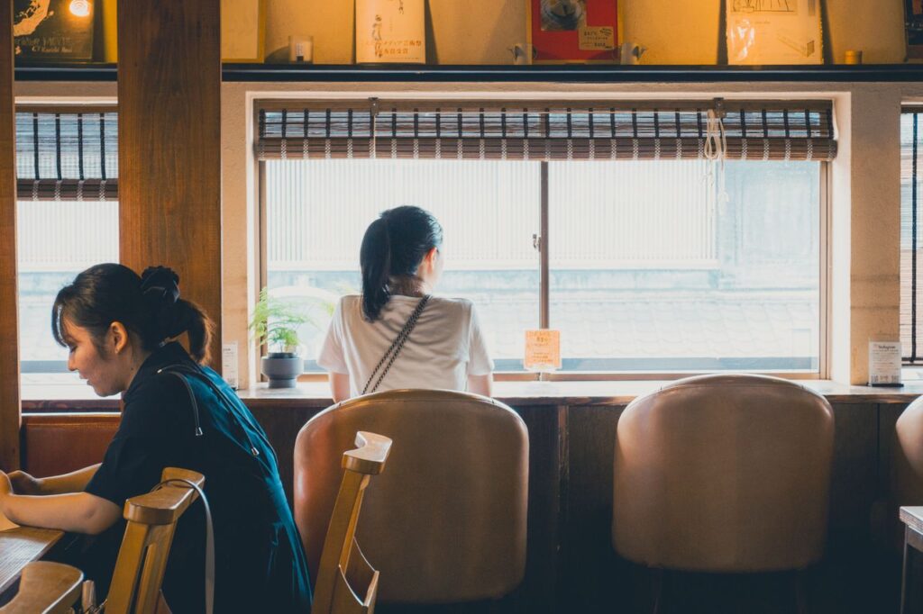 無人ビジネスとは? Warm and inviting atmosphere inside a Japanese cafe in Kawagoe, Japan.